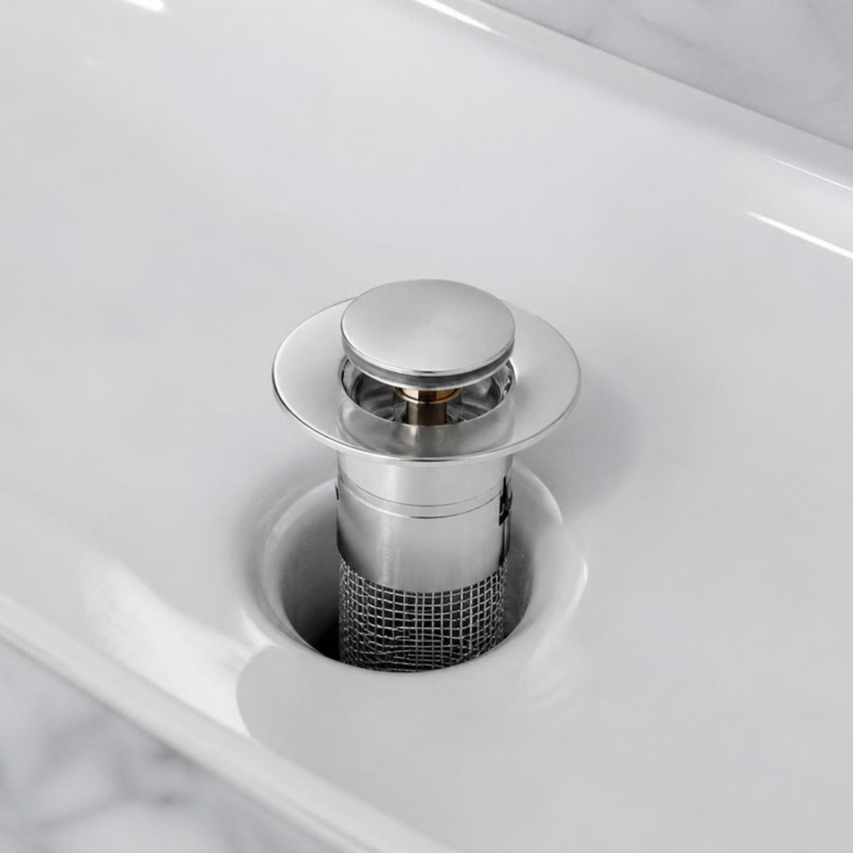 Ralo Universal com Filtro de inox instalado na pia branca