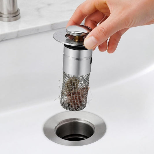 Mao retirando o filtro de inox com cabelos retidos